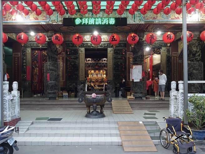 设于台中北区保安宫（编号1177）投开票所，下午近4时发生监察员捡取空白公投票径自盖章投入票箱违规情事。（民眾提供／冯惠宜台中传真）