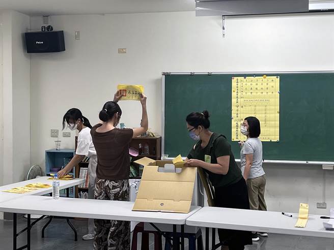 台南市长选举持续开票中，寻求连任的黄伟哲暂居领先。（洪荣志摄）