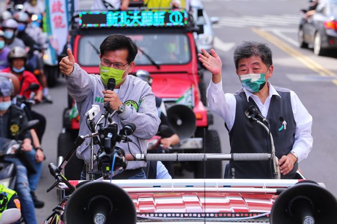 图为21日民进党新北市长候选人林佳龙（左）、台北市长候选人陈时中（右）合体车队扫街。（黄世麒摄）