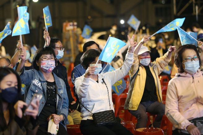 九合一大选开票，国民党新北市长候选人侯友宜的得票数稳定领先对手民进党的林佳龙，支持者开心挥舞旗子欢呼。（黄世麒摄）