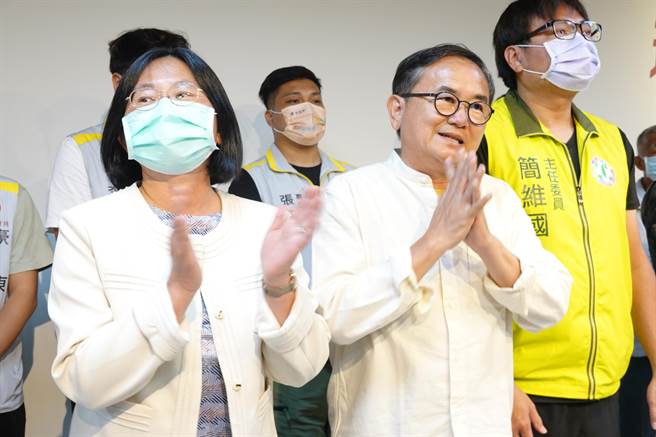 民進黨台東縣長候選人劉櫂豪今天傍晚18點30分在競選總部宣布敗選感言。（蔡旻妤攝）