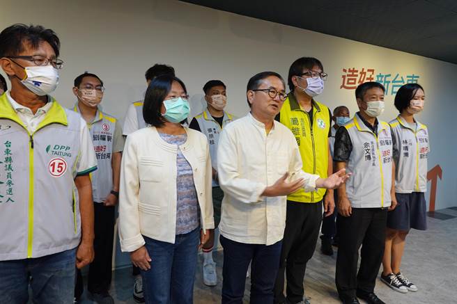 民進黨台東縣長候選人劉櫂豪今天傍晚18點30分在競選總部宣布敗選感言。（蔡旻妤攝）