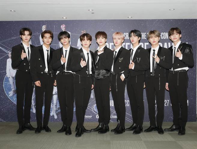 珉熙（左起）、太煐、世琳、ALLEN、刑準、性珉、元進、宇璸、廷謨接受台灣媒體訪問。（D-SHOW提供）