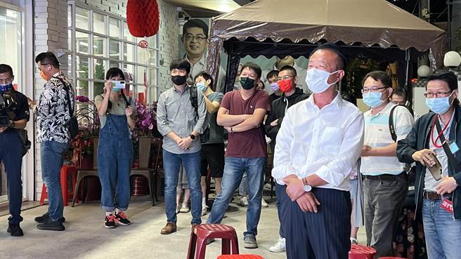 九合一选举正如火如荼地开票中，民进党嘉义县长候选人翁章梁（右三）持续领先中。