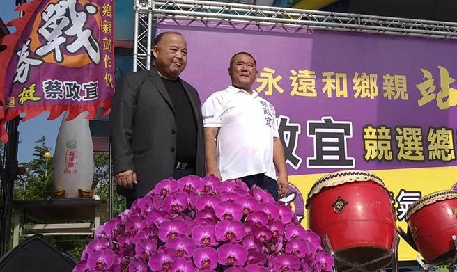 蔡政宜（右）参选嘉义县议员，叔叔前高雄市议员蔡庆源在他竞总成立时到场站台。（本报资料照）