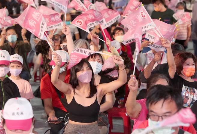 国民党台中市长卢秀燕打破台中县市合併以来「连任魔咒」，成为首任成功连任的市长，蓝营支持者齐聚总部、高声欢呼。（资料照／郑任南摄）