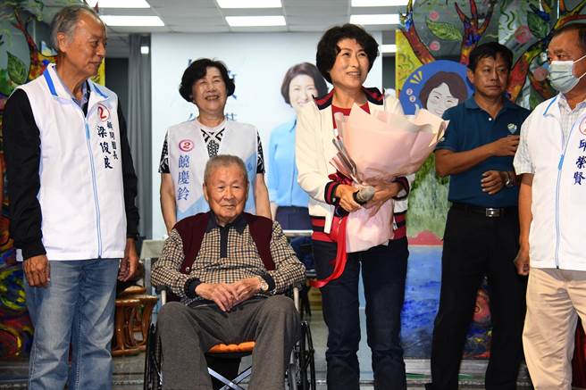 台东县路饶庆铃顺利连任，她说，未来4年要乘上4倍的努力 。（庄哲权摄）