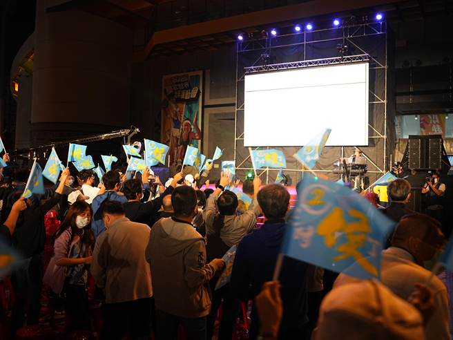 争取连任的新北市长侯友宜得票已突破96万票，大胜民进党新北市长候选人林佳龙约37万，现场所聚集的支持者兴奋的摇旗吶喊。(黄敬文摄)