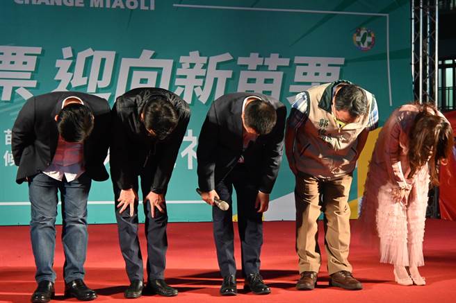 徐定祯鞠躬向支持者道谢。（李京升摄）