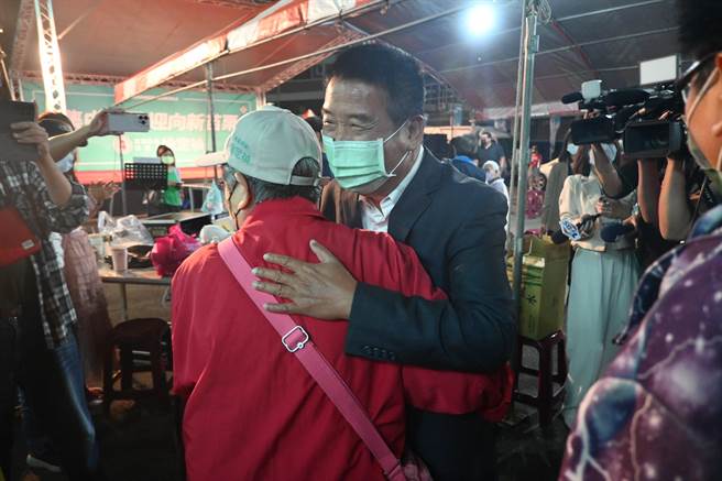 徐定祯到达竞选总部时，支持者给予拥抱鼓励。（李京升摄）