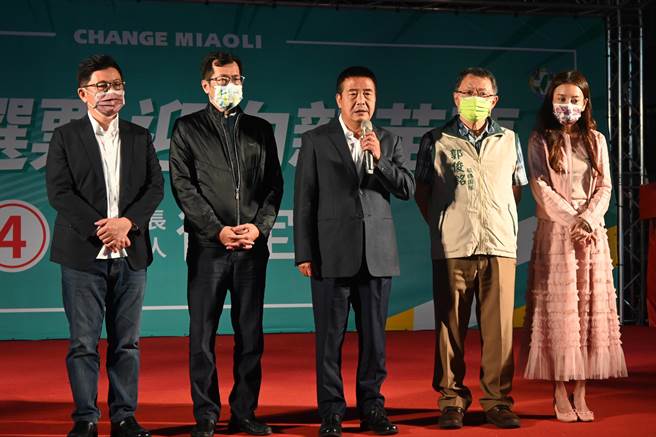 徐定祯发表败选感言，他表示，自己的努力不够，并尊重苗栗乡亲决定。（李京升摄）