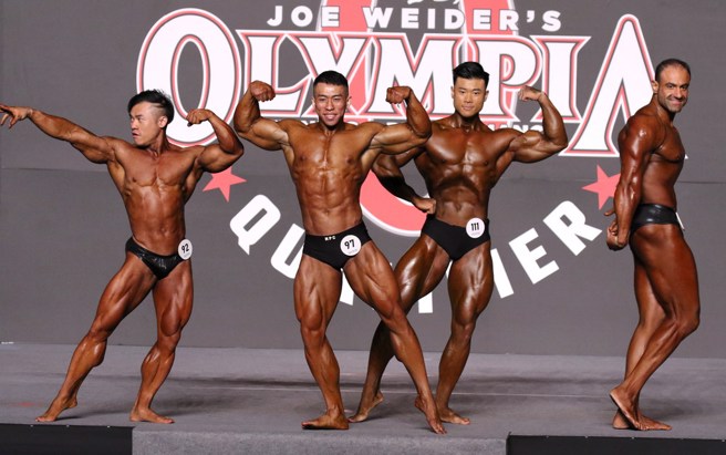 古典健美最后阶段总军赛，黄文新(左2)脱颖而出。(主办单位提供)