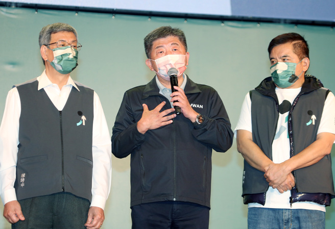 九合一大選26日晚間開票後，台北市長候選人陳時中（中）表示是自己的努力不夠，感謝選民的支持。（姚志平攝）