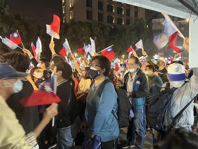 蔣萬安競選總部前，現場支持者相當熱情，揮舞著國旗和蔣萬安的競選旗子。（游念育攝）