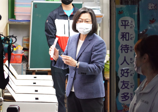 九合一地方選戰結果出爐，民進黨大敗，學者認為，總統蔡英文已經信用破產。圖為蔡英文總統26日前往位於永和秀朗國小的投票所投票。(本報資料照)