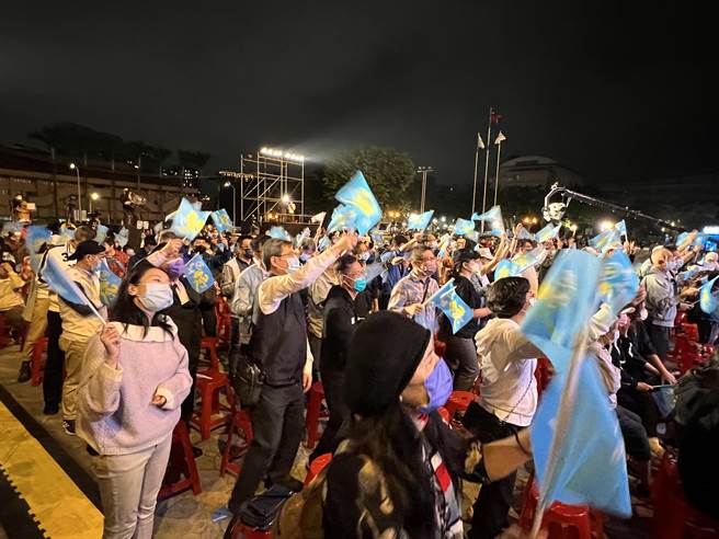 侯友宜几乎笃定胜选，现场支持者跟着台上表演者唱歌跳舞，为美好结果狂欢。（李奇叡摄）