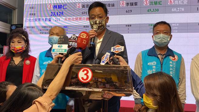 國民黨新竹市長候選人林耕仁於7點30分宣布敗選並發表感言。（陳育賢攝）