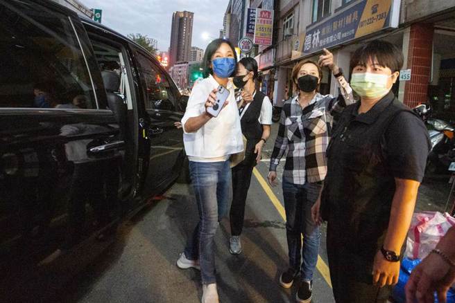 柯志恩抵达竞选总部，发表败选感言，强调未来会持续在高雄蹲点，不负选民期望。（袁庭尧摄）