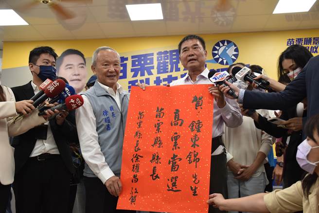 苗栗县长徐耀昌26日晚间7时颁发当选红榜给锺东锦。（谢明俊摄）