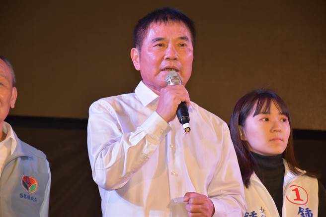 新出炉的苗栗县长锺东锦感谢所有乡亲的支持。（谢明俊摄）