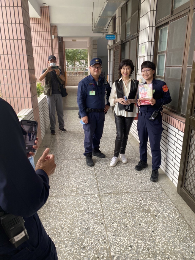 白嘉莉抵达投票所，大家抢拍合照留念。（白菲比提供）