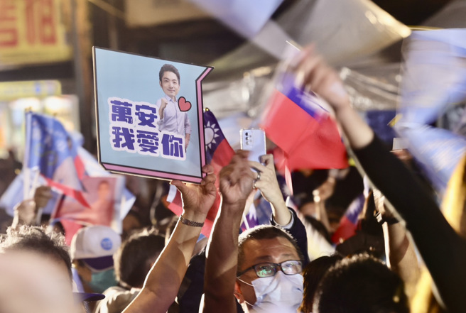 国民党台北市长候选人蒋万安竞选总部支持者不断摇旗吶喊。（陈信翰摄）