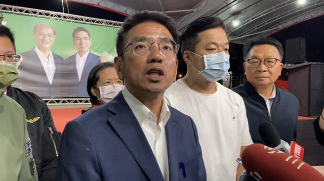 民进党宜兰县长候选人江聪渊（左）表示，对于没有能够捍卫住宜兰的正义、价值，深感抱歉，个人要承担所有责任。（吴佩蓉摄）