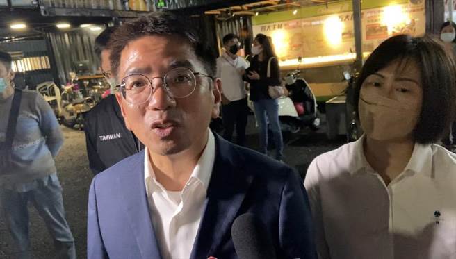 民进党宜兰县长候选人江聪渊（左）表示，这是从政17年来的挫败，不会感到失望跟气馁，没有理由就是要更加的勇敢！（吴佩蓉摄）