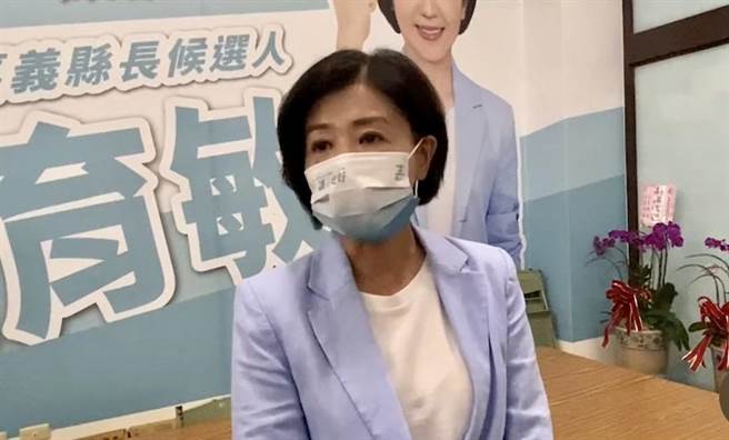 国民党嘉义县长候选人王育敏稍早宣布败选，并恭喜对手翁章梁连任，希望他能全心全意为嘉义县打拚。（读者提供／张毓翎台南传真）