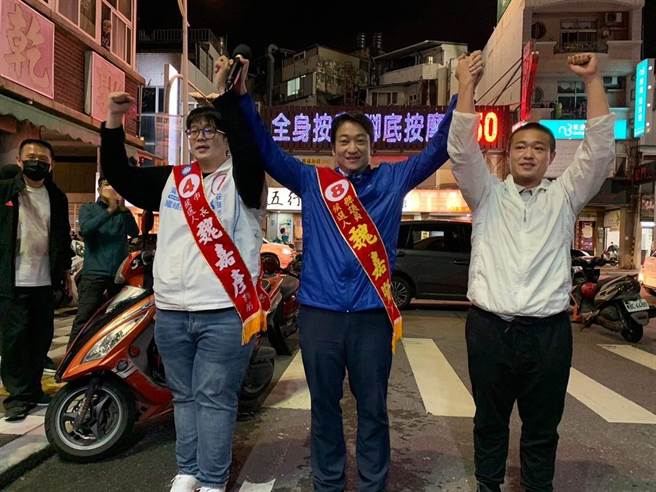 花莲市长当选人魏嘉彦（左起）与哥哥魏嘉贤当选议员、弟弟魏钰晟市代过关。（竞总提供）