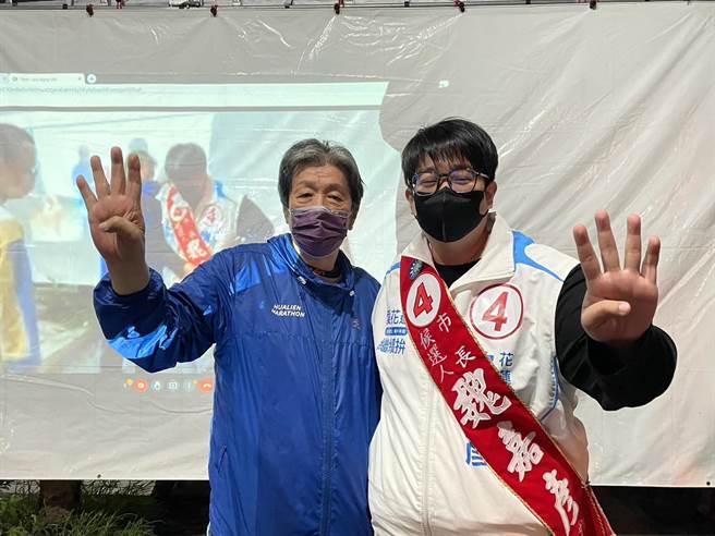 「魏家班」大家长魏东河（左）与当选市长的儿子魏嘉彦，感谢市民支持。（竞总提供）