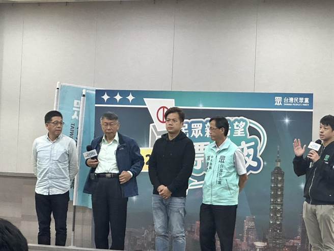 民眾黨主席柯文哲（左二）。（周毓翔攝）