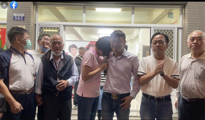 新人邱爱珊以最高票当选市议员，晚间宣布当选忍不住落泪。（邱爱珊提供／陈淑娥台中传真）
