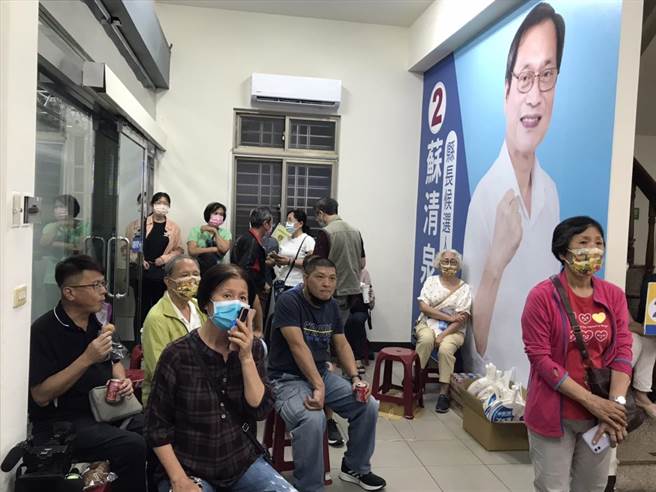 周春米的顺利当选，正式宣告屏东绿色执政将延续长达至29年，但屡战屡败的国民党却彷佛看见曙光，从开票开始，苏清泉一路紧咬周春米不放。（谢佳潾摄）