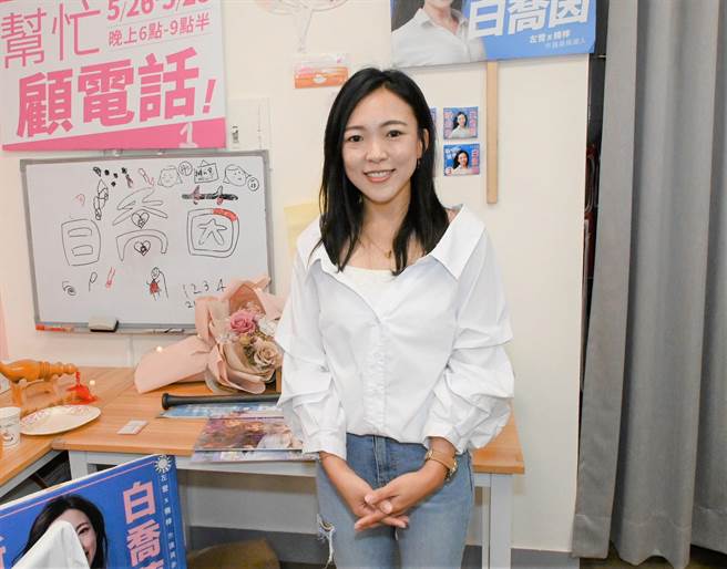 国民党高雄市左楠区市议员候选人白乔茵以第一高票当选，她感谢民眾的支持。（林瑞益摄）