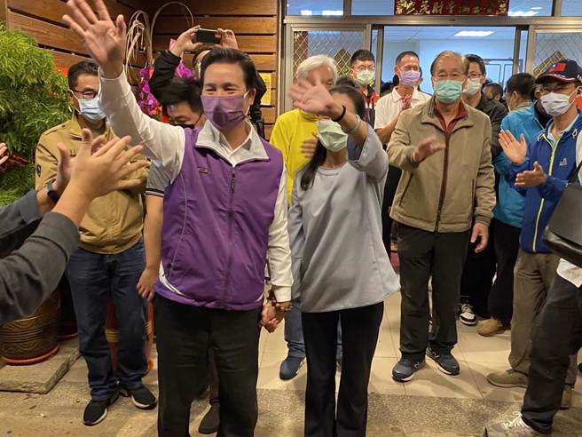 金门县长选举结果出炉前，回锅参选的陈福海得票数大幅领先对手杨镇浯，已自行宣布当选。（于家麒摄）