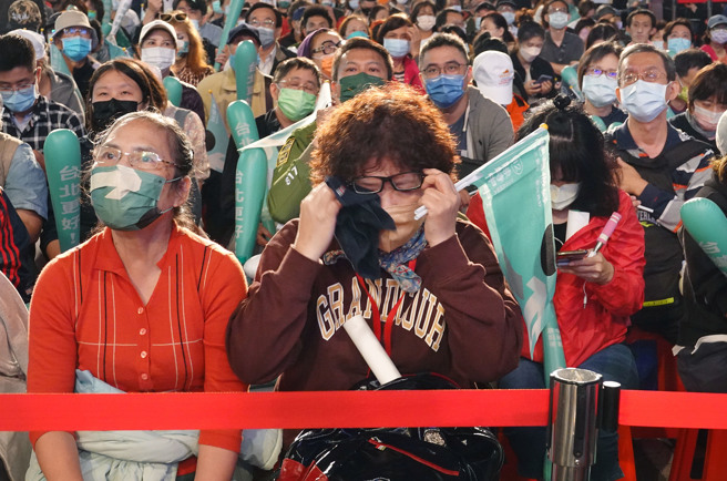 陳時中敗選，支持者難過落淚。（圖／姚志平攝）