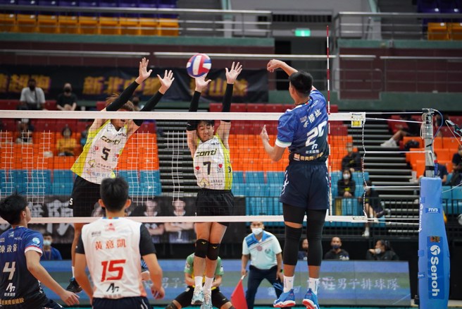 桃園台產李權紘(右)在網前扣殺。(中華排協提供)