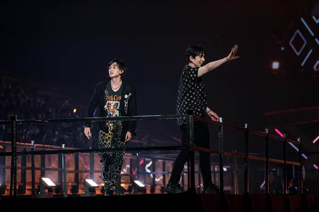 银赫（左）跟圭贤的爸爸曾一起来台看Super Junior演唱会。（超级圆顶提供）