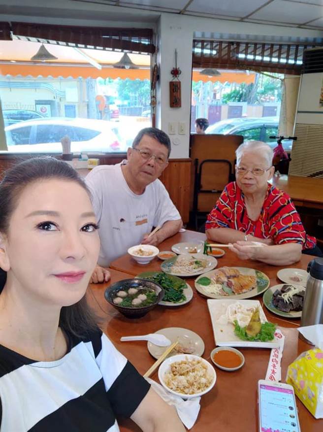 孝顺的杨绣惠（左）明年4月将带爸妈到日本合掌村旅游。（摘自脸书）