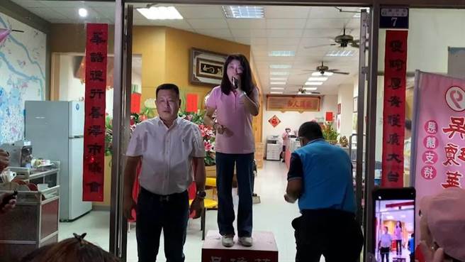 国民党现任市议员吴琼华成为国民党在第3选区唯一提名的候选人，以2万3813票成功争取连任，稍早自行宣布当选。（吴琼华服务处提供／潘虹恩台中传真）