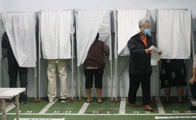 九合一大選投票26日登場，領好選票的民眾圈選心中理想的候選人。（圖／劉宗龍攝／示意圖，與內文無關）