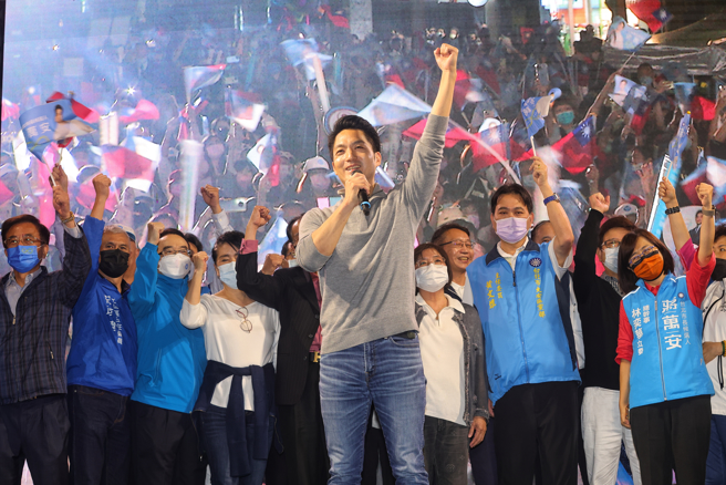 台北市 「九合一大选」26日晚间陆续开票，图为国民党台北市长候选人蒋万安（前）以大幅度票数的领先宣布当选台北市长，蒋万安发表演说感谢市民。（陈信翰摄）