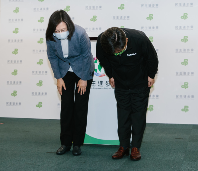 民进党九合一选举失利 ，兼任党主席的蔡英文总统(左)、党秘书长林锡耀（右）出席选后记者会，蔡宣布请辞党主席。（郭吉铨摄）