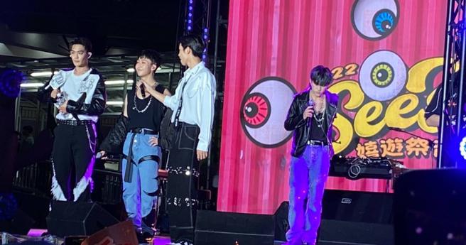 日前宣布退团「天王星」的小孩，今晚惊喜登上《嘻游祭音乐节》，合体高胥崴、蔡承佑、高有翔、吴昱廷，5人嗨唱〈YOLO〉共3首歌曲。（图／读者提供）