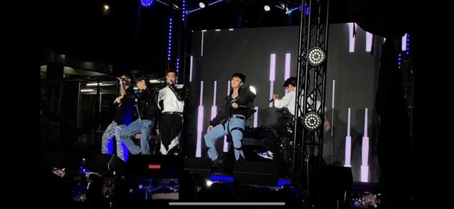 小孩音乐祭合体天王星开唱，全程不发一语。（图／读者提供）