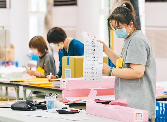 九合一选举今登场。图为选务人员点算选票的画面。（资料照／郭吉铨摄）