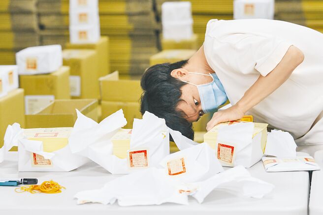 新北市一所选务中心，24日点算由印刷厂封装，经警方护送直接运抵的选票，运送过程全程录影监控，选务人员各个战战兢兢。（郭吉铨摄）