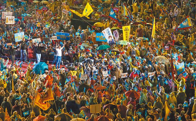 九合一大选今日投票，国民党新北市长候选人侯友宜阵营25日在板桥体育场前广场举办选前之夜造势晚会，大批支持者不畏大雨到场相挺，当侯友宜（白衣者）进场时，邀请大家一起跳舞。（邓博仁摄）