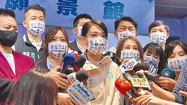 民眾党新竹市长候选人高虹安（中）。（王惠慧摄）